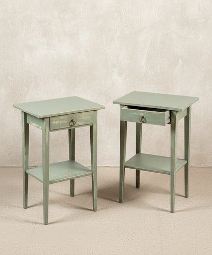 vista frontal pareja de mesitas de noche con cajon abierto