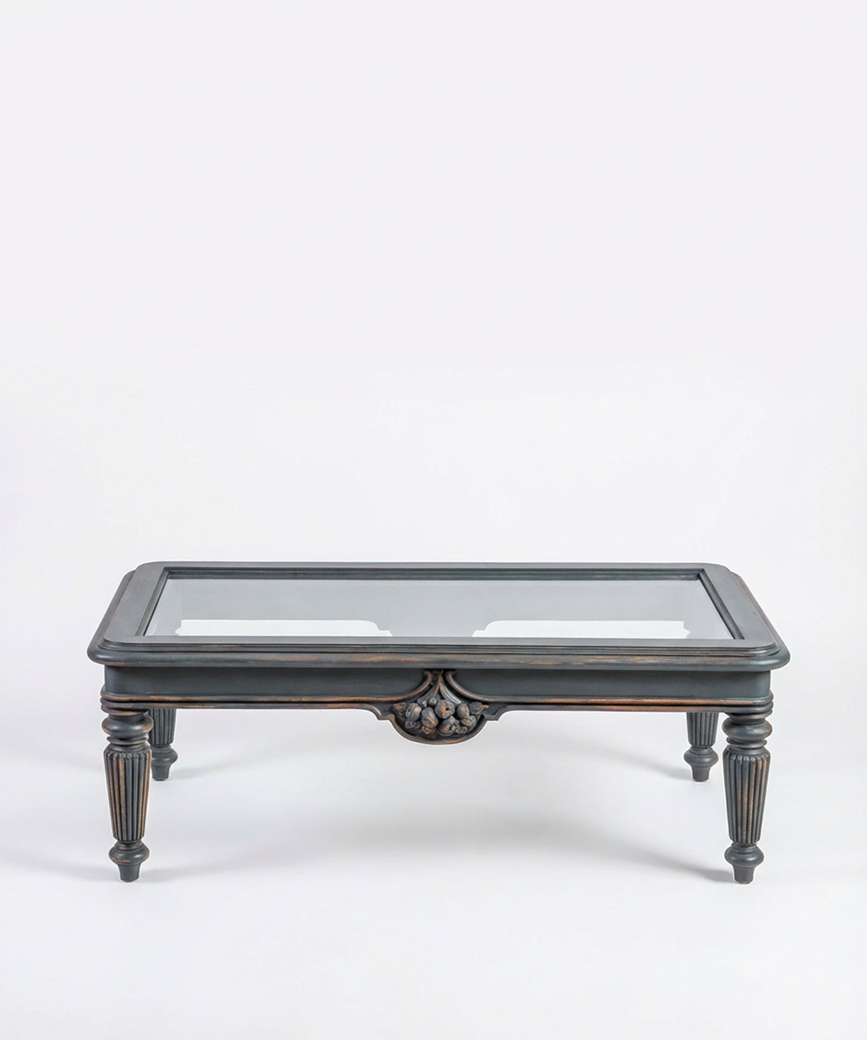 Vista frontal simétrica de la mesa de centro mostrando la estructura de madera y cristal