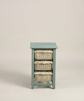 Primer plano frontal de los tres cajones de cesta de mimbre trenzado en la estructura de madera