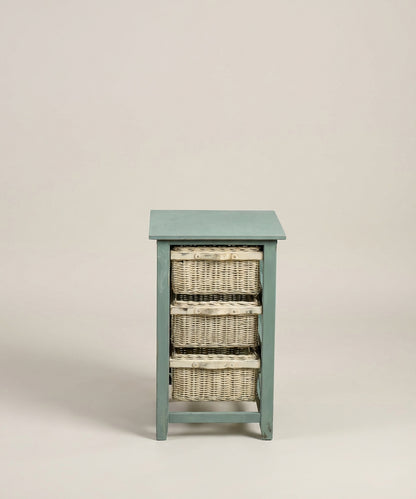 Primer plano frontal de los tres cajones de cesta de mimbre trenzado en la estructura de madera