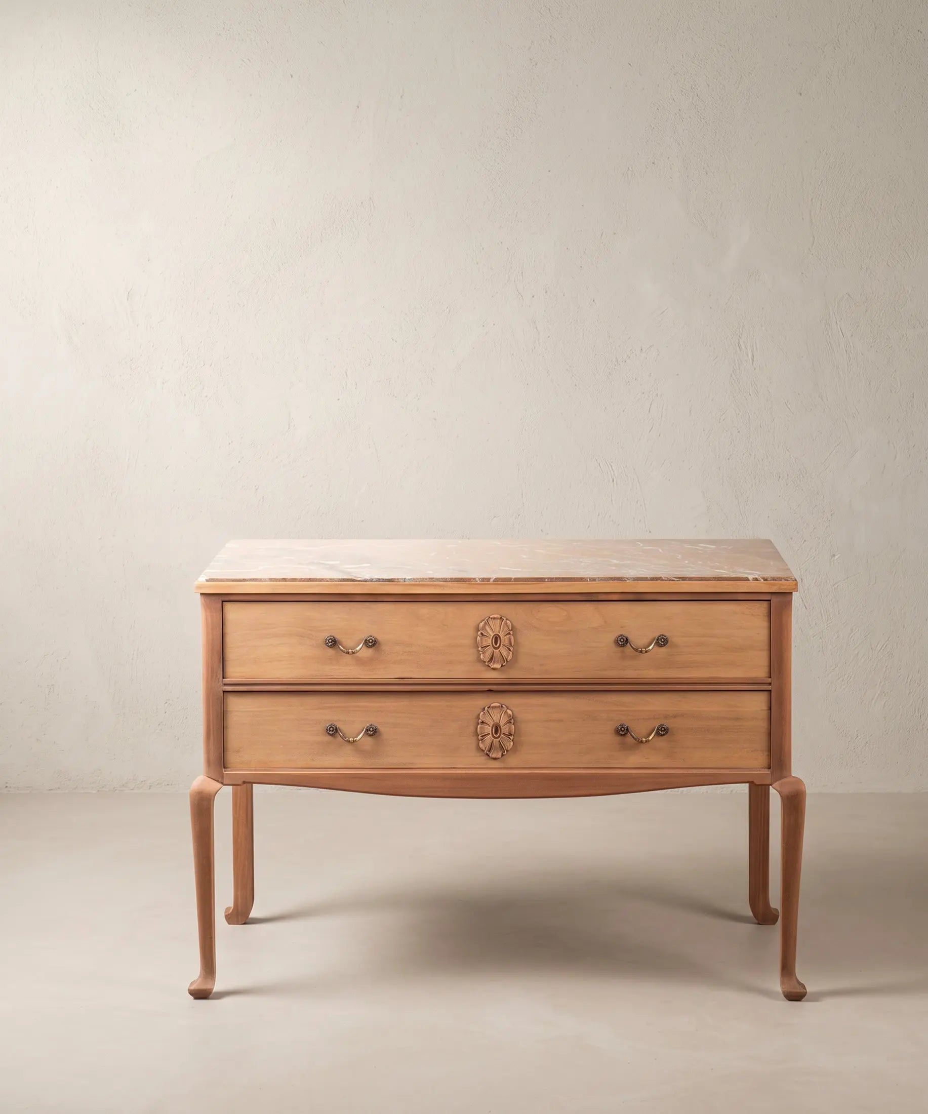 Cómoda vintage de madera natural con tapa de mármol vista frontal — Antique Arte y Decoración