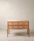 Cómoda vintage de madera natural con tapa de mármol vista frontal — Antique Arte y Decoración
