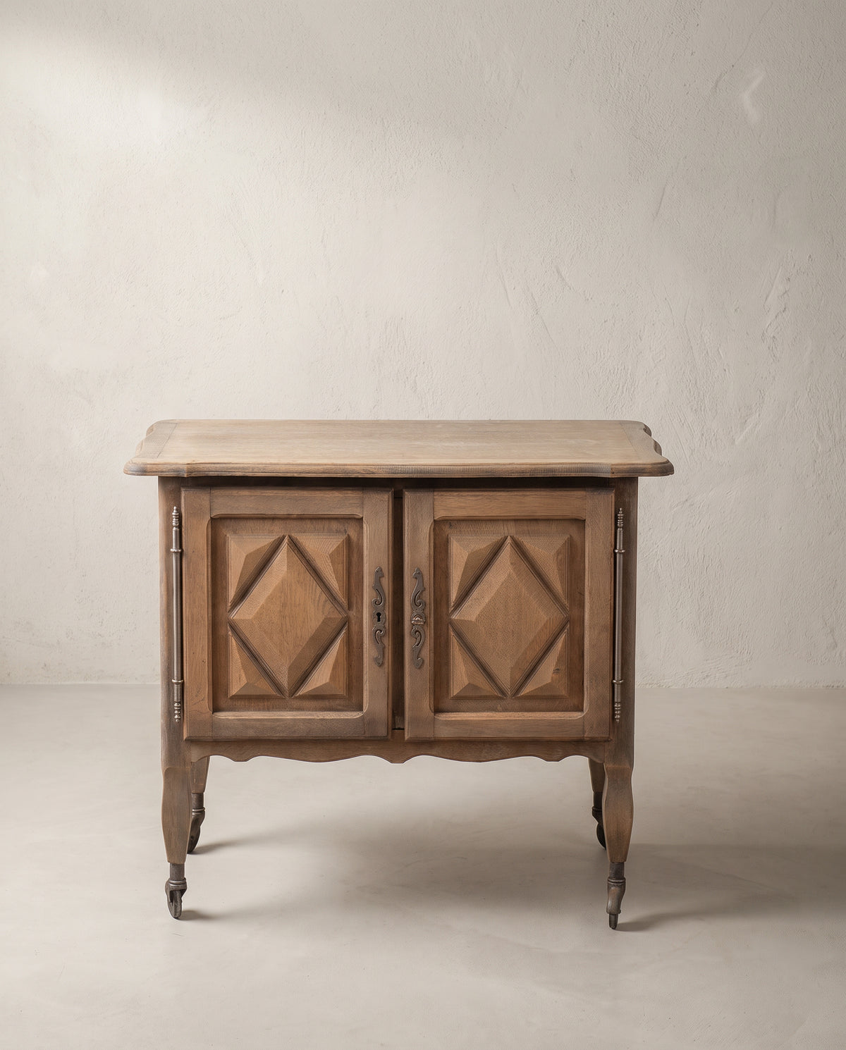 Mueble auxiliar vintage de roble lavado con puertas en punta de diamante, vista frontal — Antique Arte y Decoración