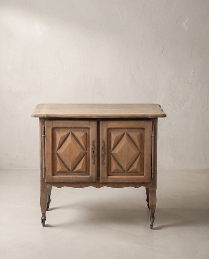 Mueble auxiliar vintage de roble lavado con puertas en punta de diamante, vista frontal — Antique Arte y Decoración