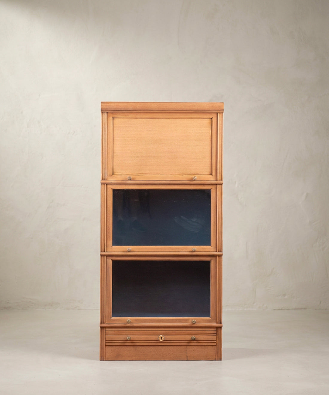Librería apilable vintage madera lavada vista frontal con las tres puertas cerradas — Antique Arte y Decoración