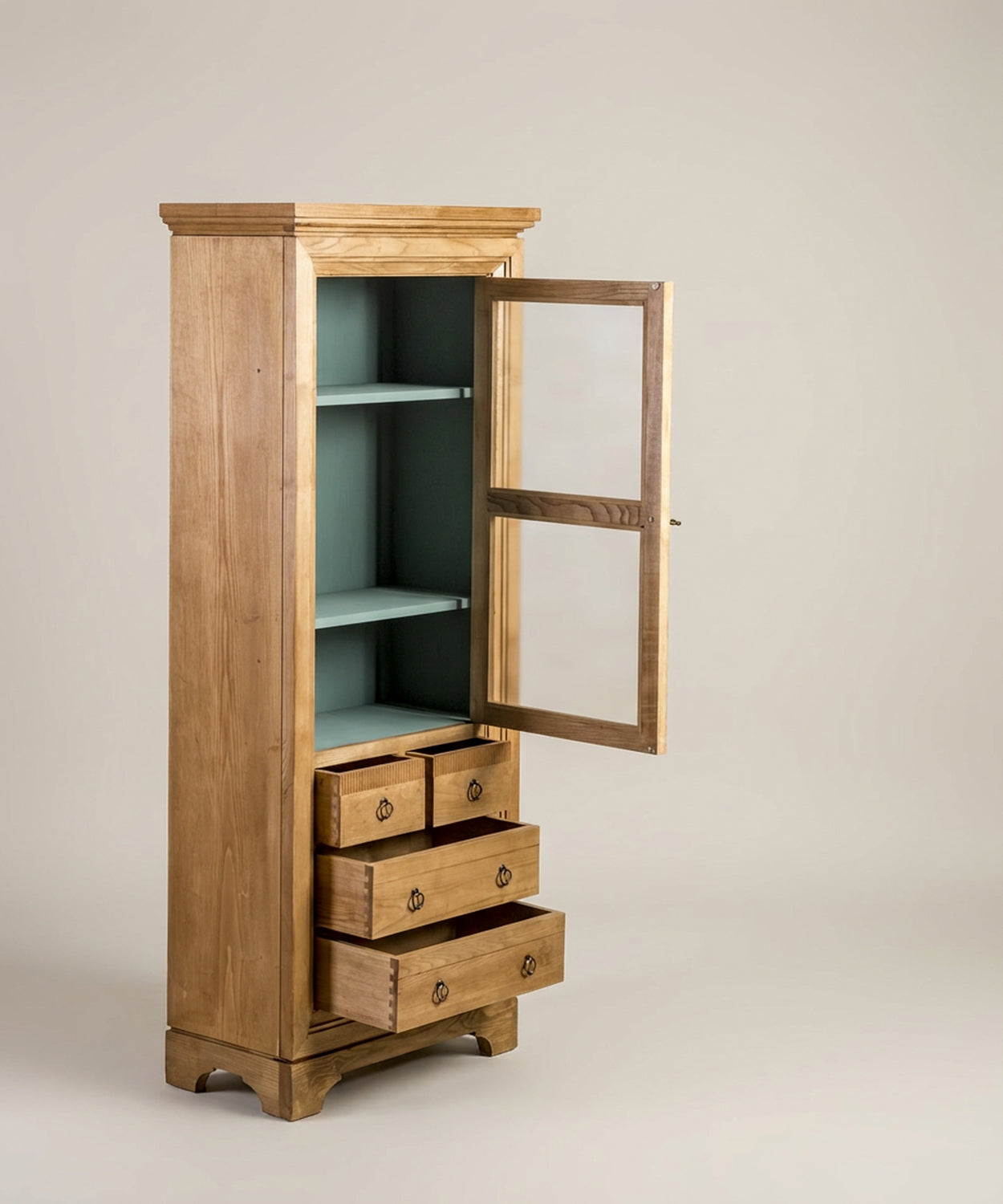 Detalle lateral de la vitrina abierta mostrando los estantes y bisagras