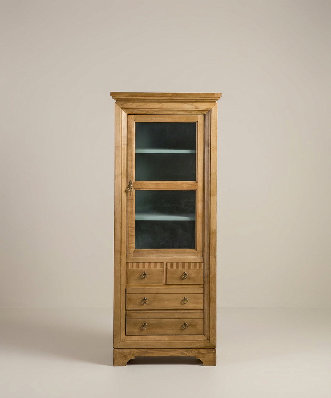 Vista frontal de la vitrina cerrada destacando los tiradores metálicos y los cajones