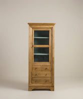 Vista frontal de la vitrina cerrada destacando los tiradores metálicos y los cajones