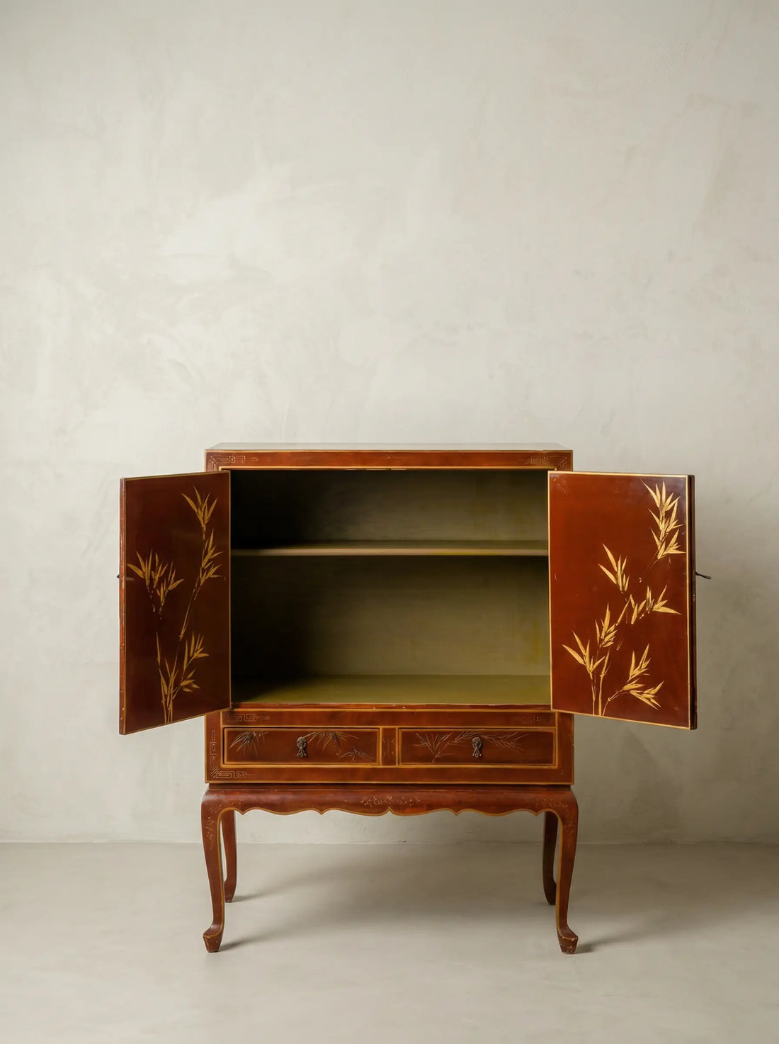 Gabinete chinoiserie de laca ámbar con pintura de aves y flores sobre fondo neutro.