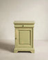 Mesita de noche vintage de madera pintada en verde salvia con acabado decapado estilo shabby chic.