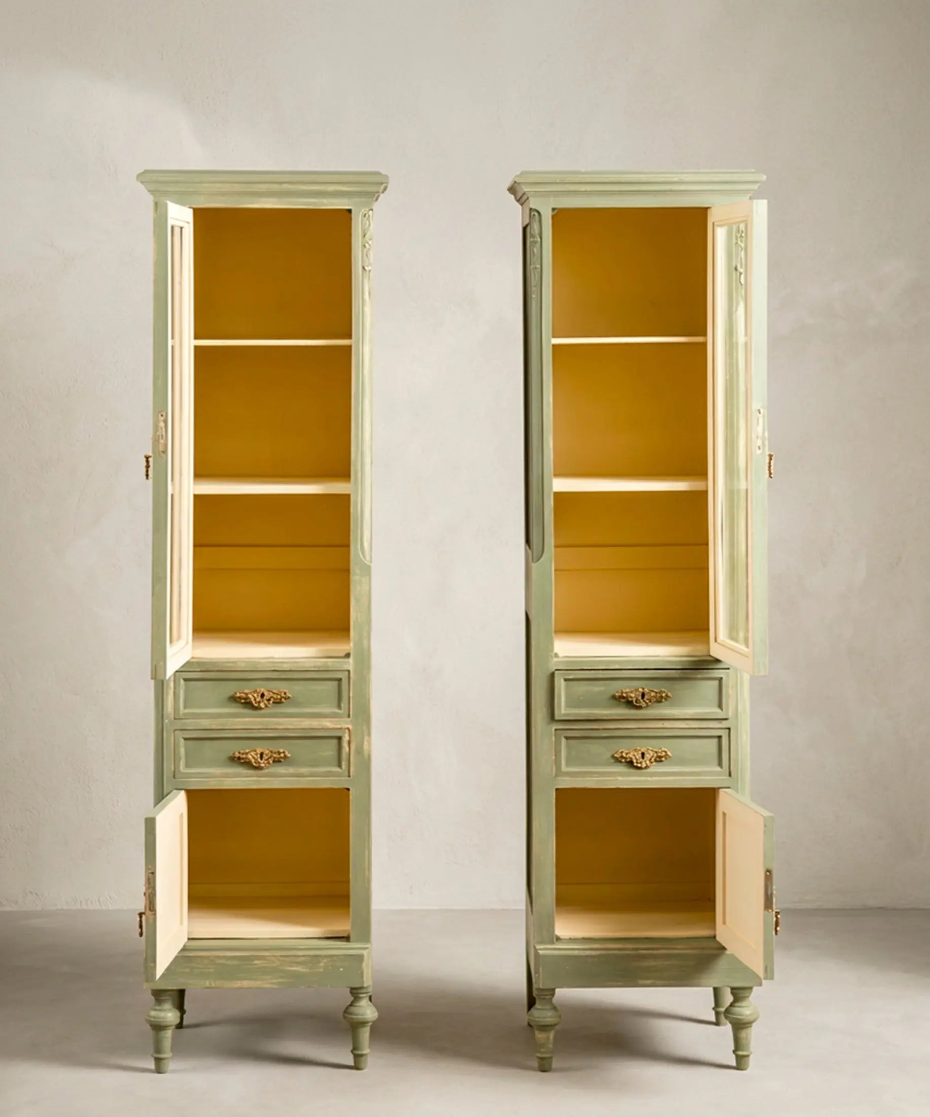 Interior amarillo mostaza de vitrinas verde salvia con baldas y armario inferior — Antique Arte y Decoración