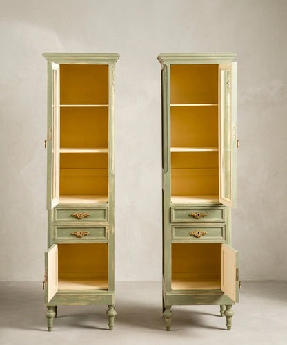 Interior amarillo mostaza de vitrinas verde salvia con baldas y armario inferior — Antique Arte y Decoración