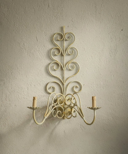 Aplique de pared romántico estilo shabby chic con volutas de metal y fundas efecto vela.