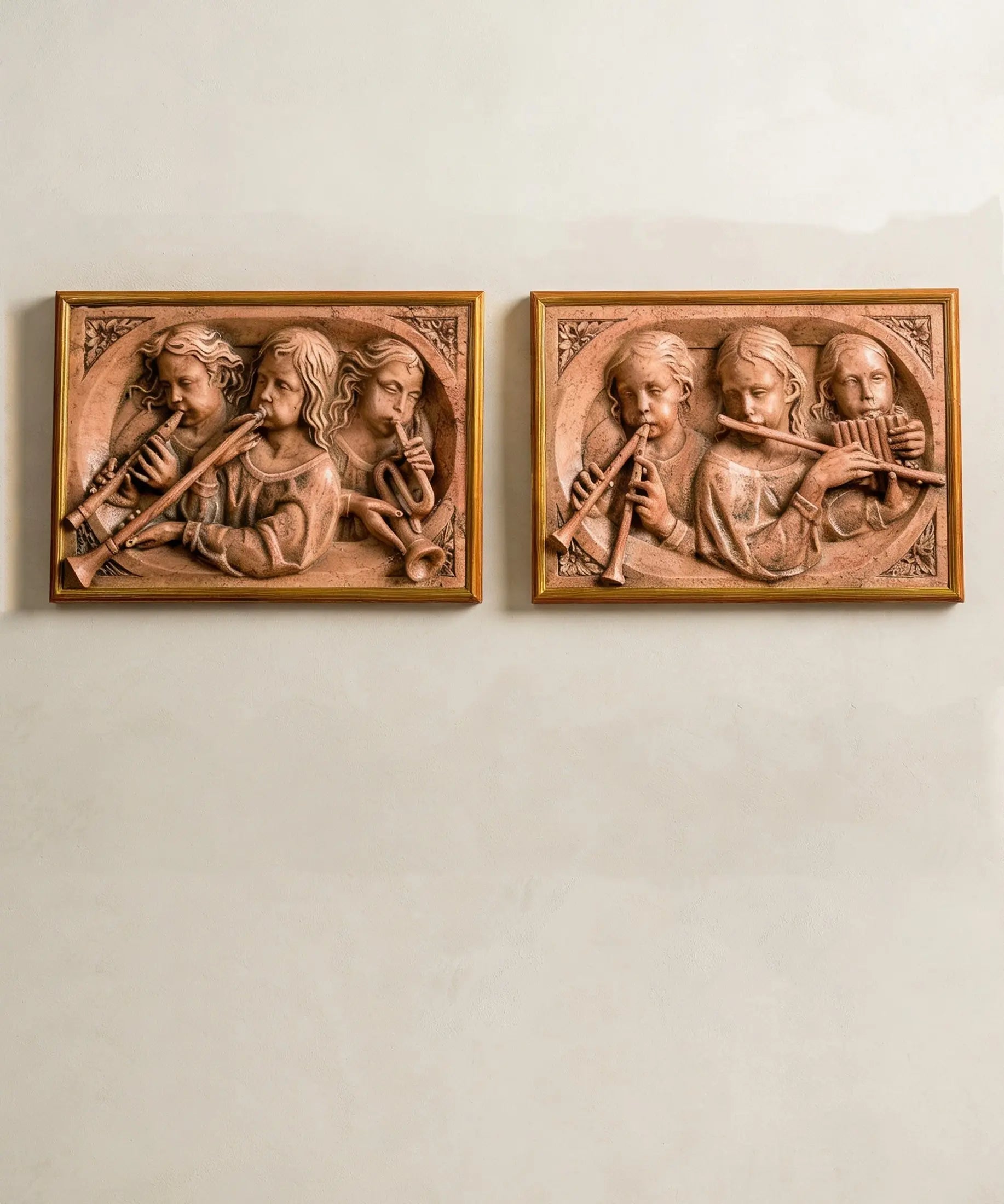 Pareja de cuadros en altorrelieve de querubines músicos en marmolina (Estilo Renacentista)
