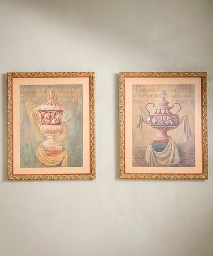 Pareja de cuadros a juego con urnas clásicas y marcos dorados tallados — Antique Arte y Decoración