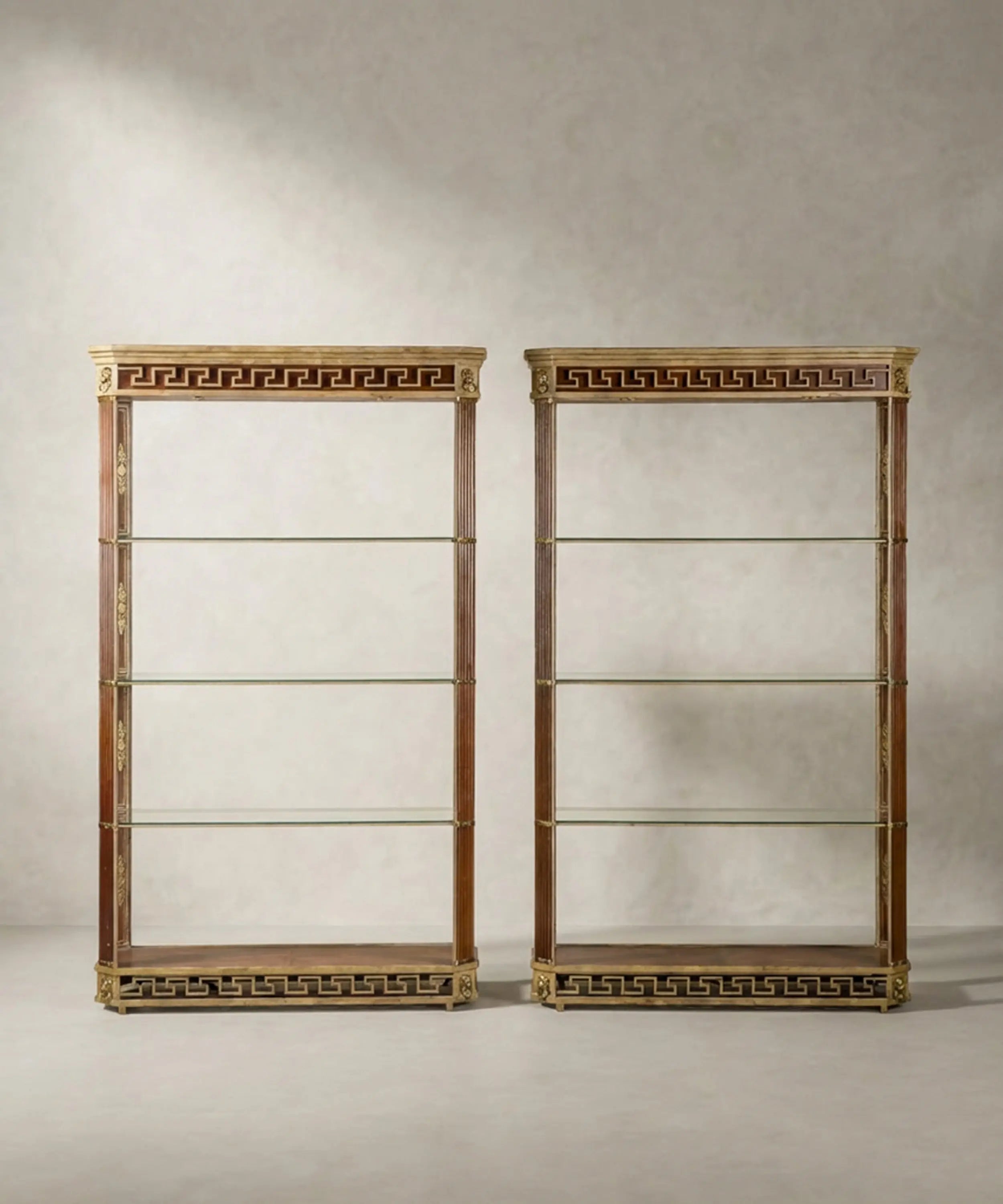 Pareja de grandes estanterías vintage de metal forjado y cristal estilo Hollywood Regency.