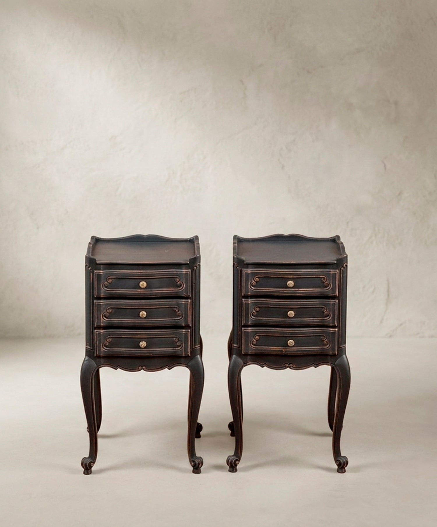 Pareja de mesitas de noche vintage en negro decapado vista frontal — Antique Arte y Decoración