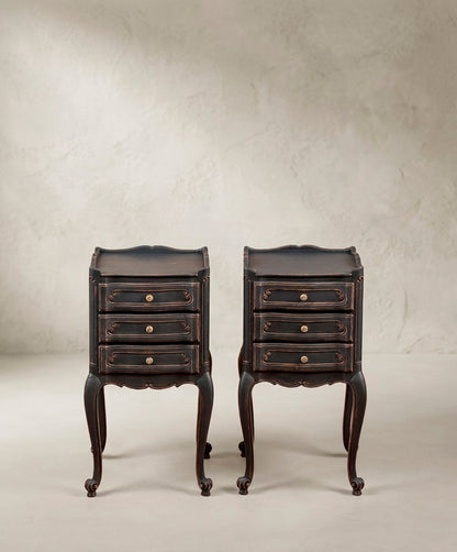 Pareja de mesitas de noche vintage en negro decapado vista frontal — Antique Arte y Decoración
