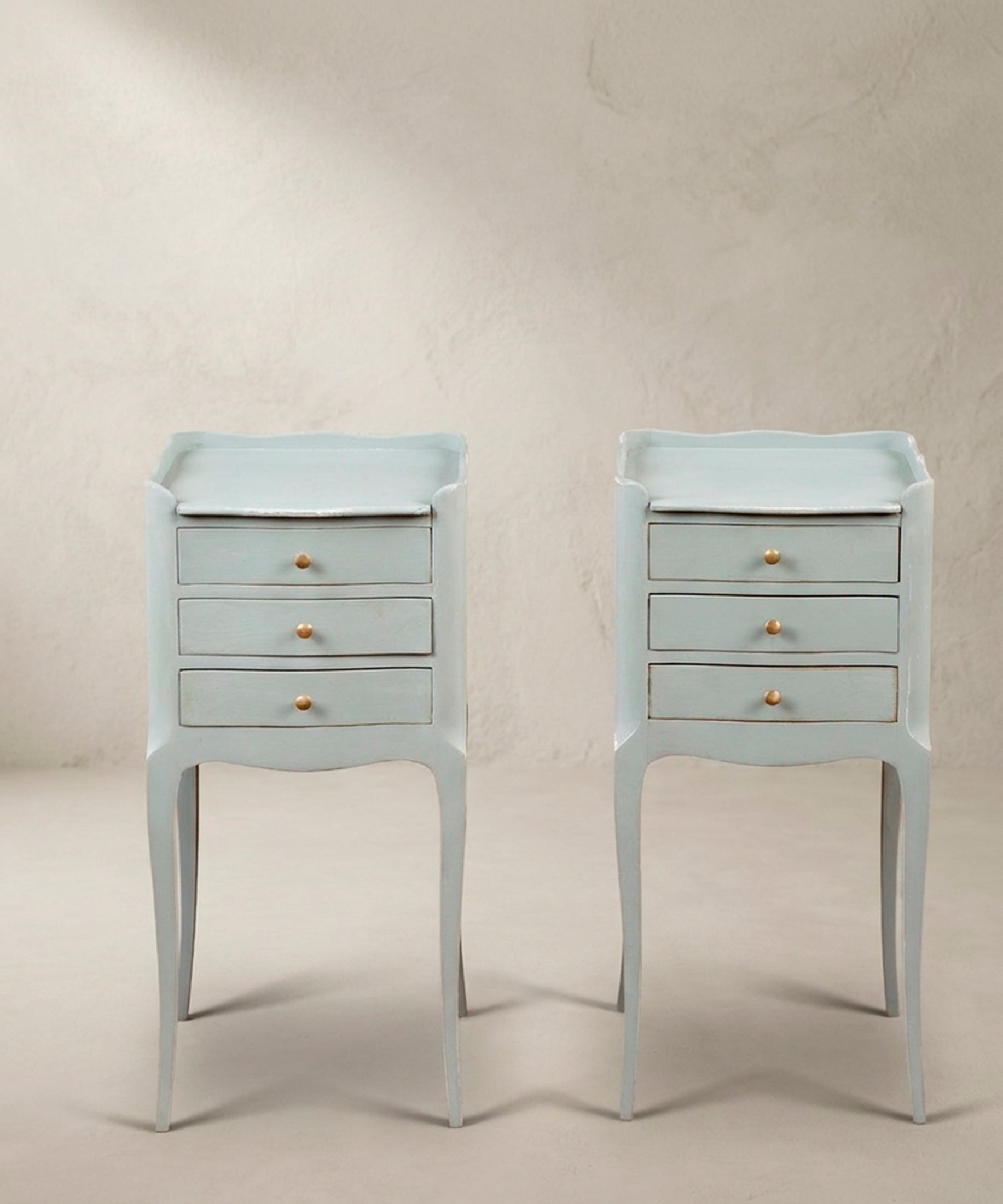 Pareja de mesitas de noche pintadas a mano en azul celeste, frontal — Antique Arte y Decoración