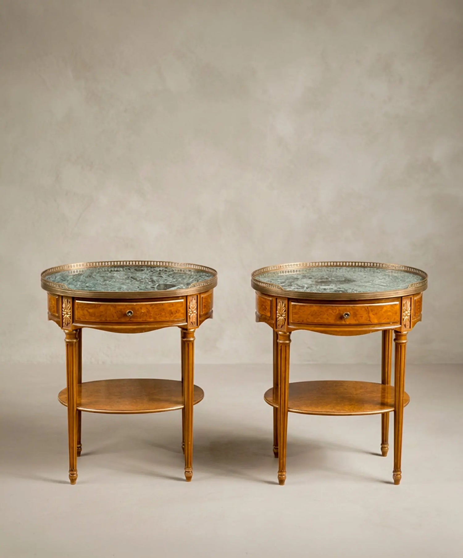 Pareja de Mesitas Auxiliares Vintage con Mármol Verde | Estilo Luis XVI