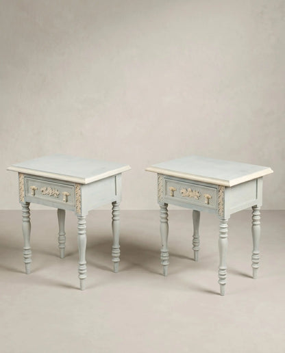 Pareja mesitas de noche restauradas azul grisáceo celadón crema madera maciza siglo XX — Antique Arte y Decoración