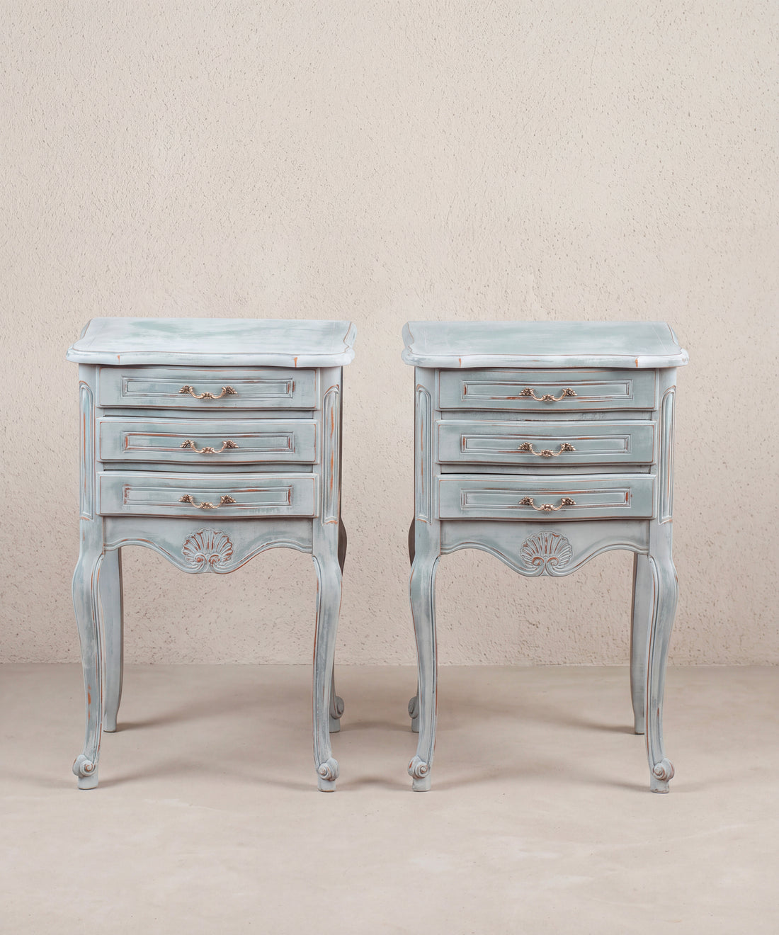 Pareja de mesitas de noche pintadas en azul con tres cajones y concha tallada, vista frontal — Antique Arte y Decoración