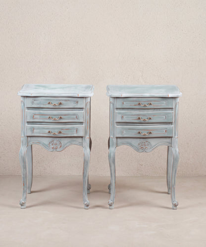 Pareja de mesitas de noche pintadas en azul con tres cajones y concha tallada, vista frontal — Antique Arte y Decoración