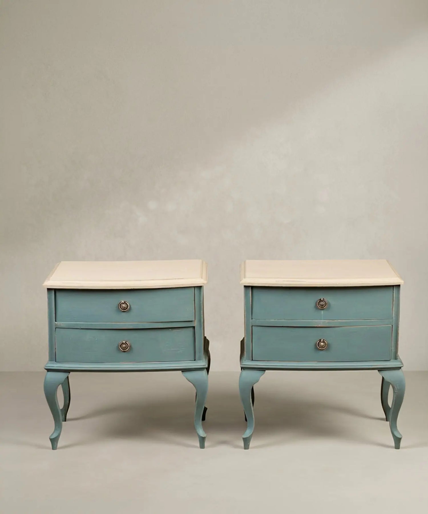 Pareja de mesitas de noche vintage estilo francés restauradas en azul empolvado y crema.
