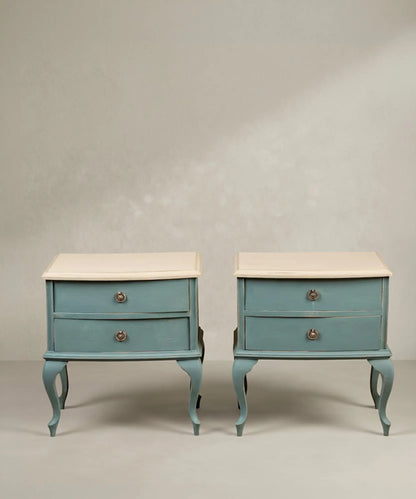 Pareja de mesitas de noche vintage estilo francés restauradas en azul empolvado y crema.
