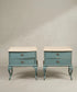 Pareja de mesitas de noche vintage estilo francés restauradas en azul empolvado y crema.