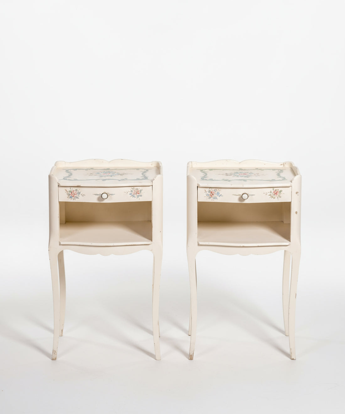 Pareja de mesitas vintage con motivos florales