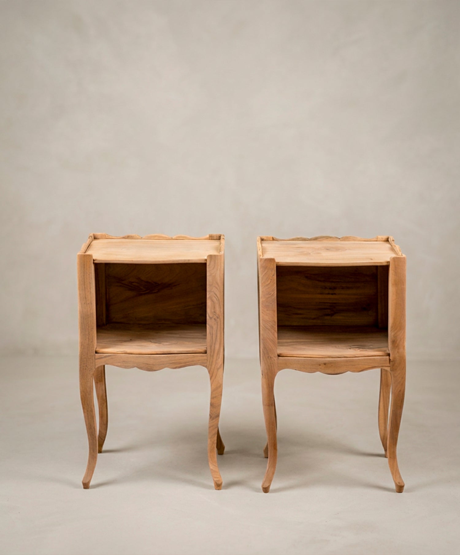 Pareja de mesitas de noche vintage Luis XV en madera vista, frontal — Antique Arte y Decoración