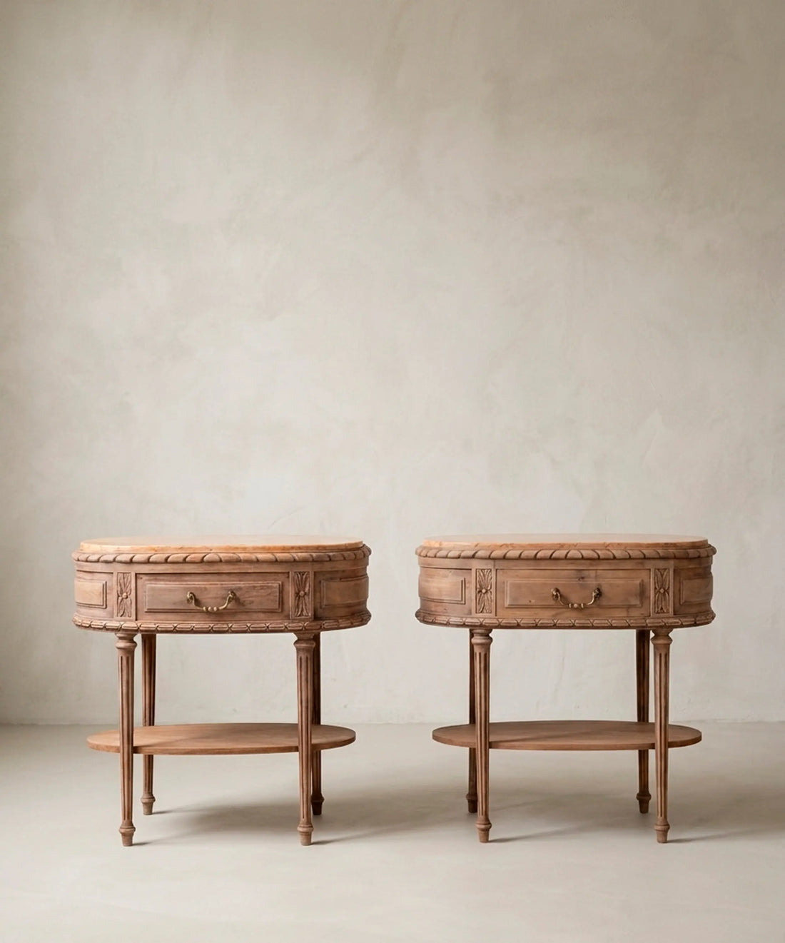 Pareja de mesitas de noche ovaladas vintage de madera lavada natural y mármol rosa.