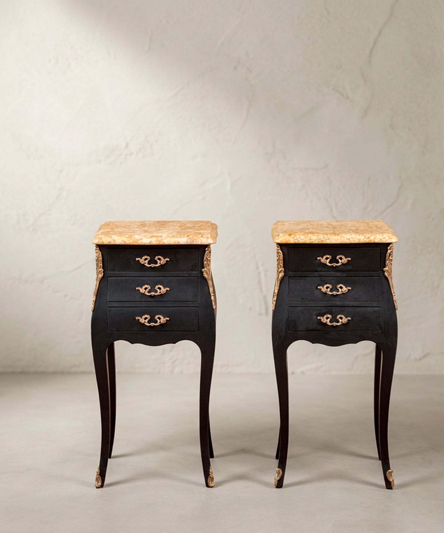 Pareja de mesitas de noche Luis XV negras con mármol vista frontal — Antique Arte y Decoración