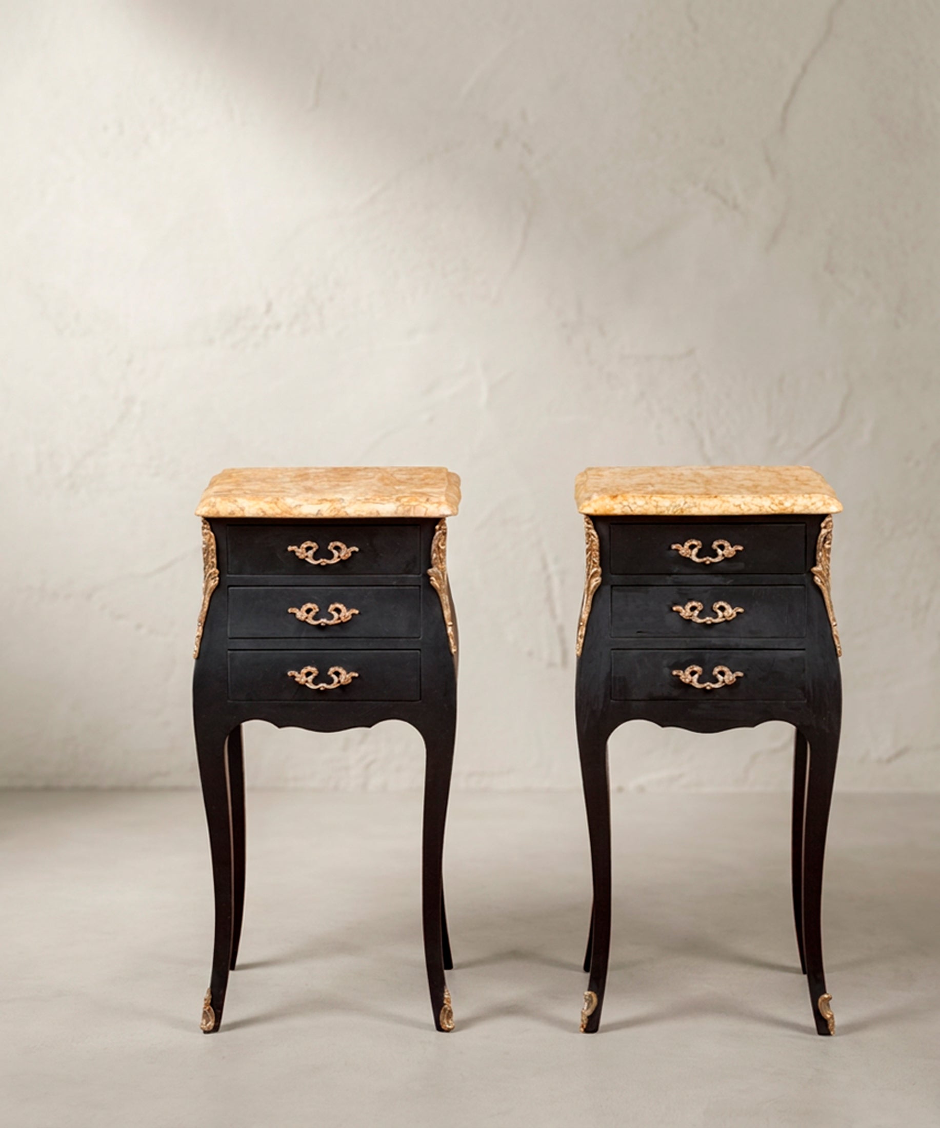Pareja de mesitas de noche Luis XV negras con mármol vista frontal — Antique Arte y Decoración