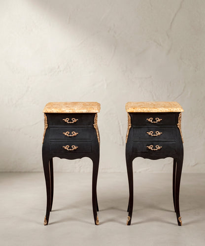 Pareja de mesitas de noche Luis XV negras con mármol vista frontal — Antique Arte y Decoración