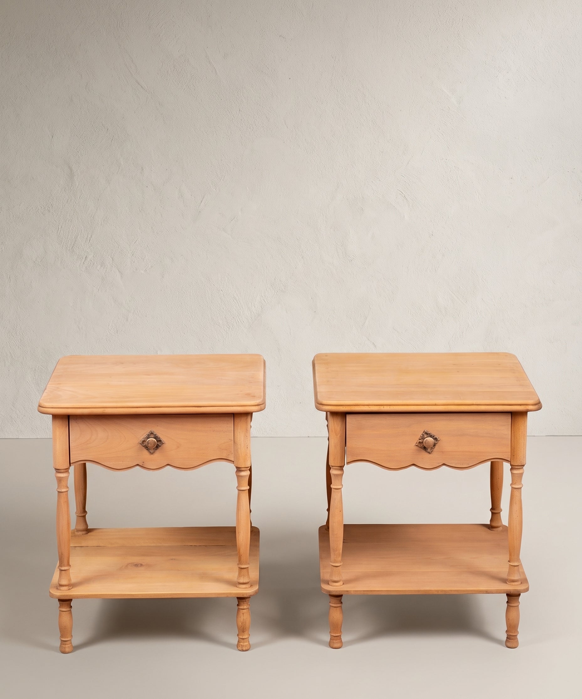 Pareja de mesitas de noche vintage madera lavada vista frontal — Antique Arte y Decoración