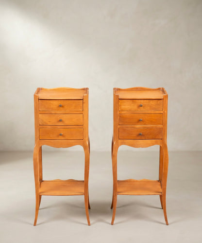 Pareja de mesitas de noche vintage en cerezo estilo Luis XV vista frontal — Antique Arte y Decoración