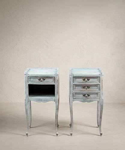 Pareja de mesitas de noche vintage en azul, frontal: tres cajones y hueco — Antique Arte y Decoración
