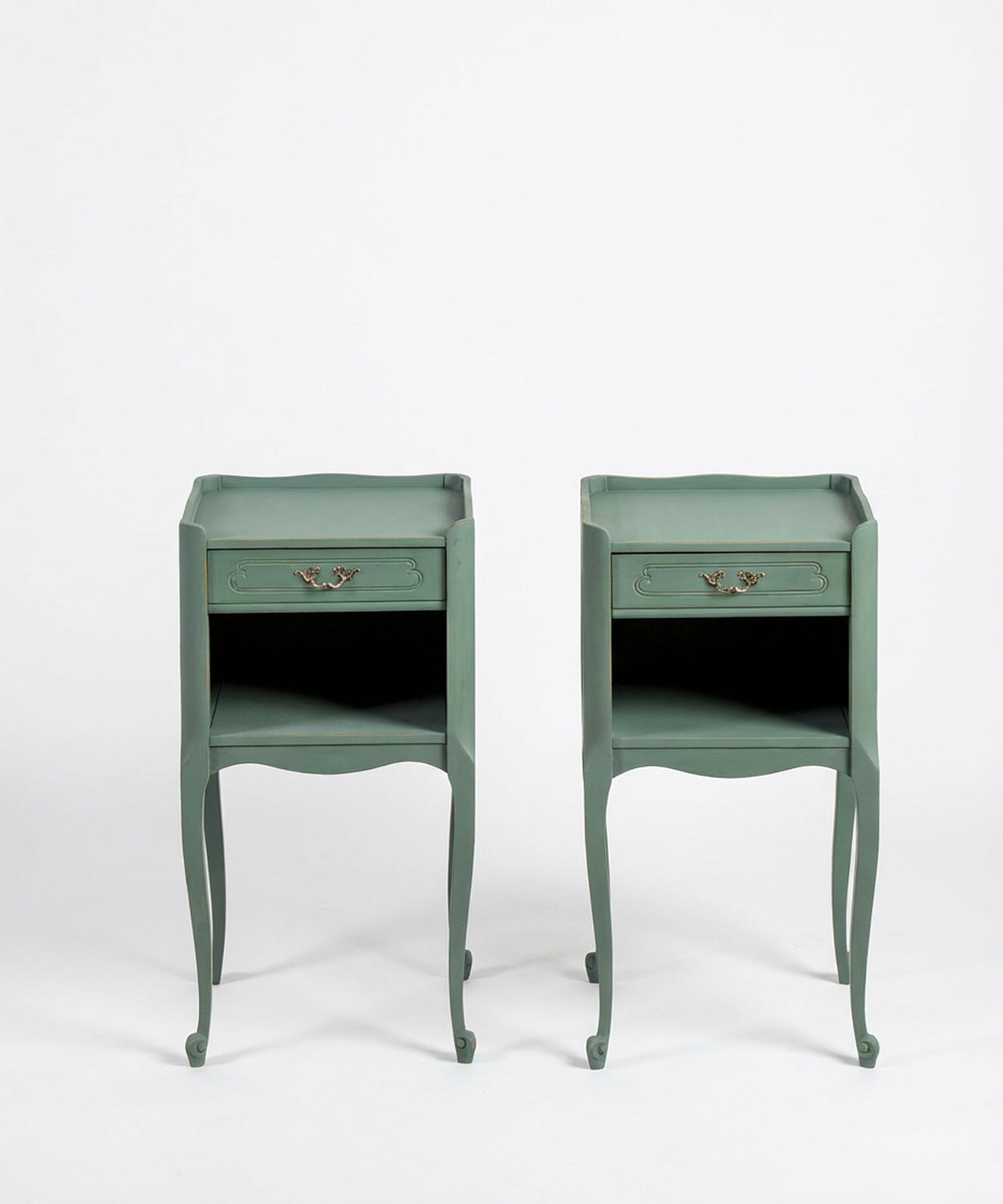Vista frontal de dos mesillas de noche vintage verdes con cajón y hueco inferior