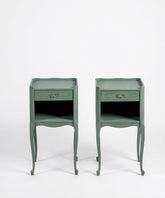 Vista frontal de dos mesillas de noche vintage verdes con cajón y hueco inferior