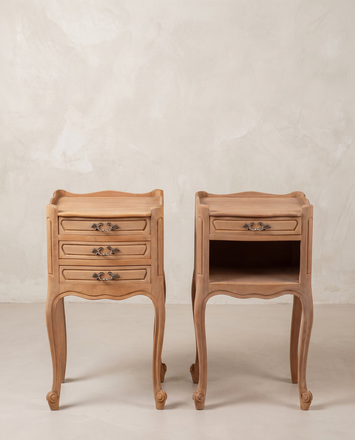 Pareja de Mesitas de Noche Vintage en Cerezo Lavado | Estilo Luis XV, Tres Cajones y Hueco, Mediados S. XX
