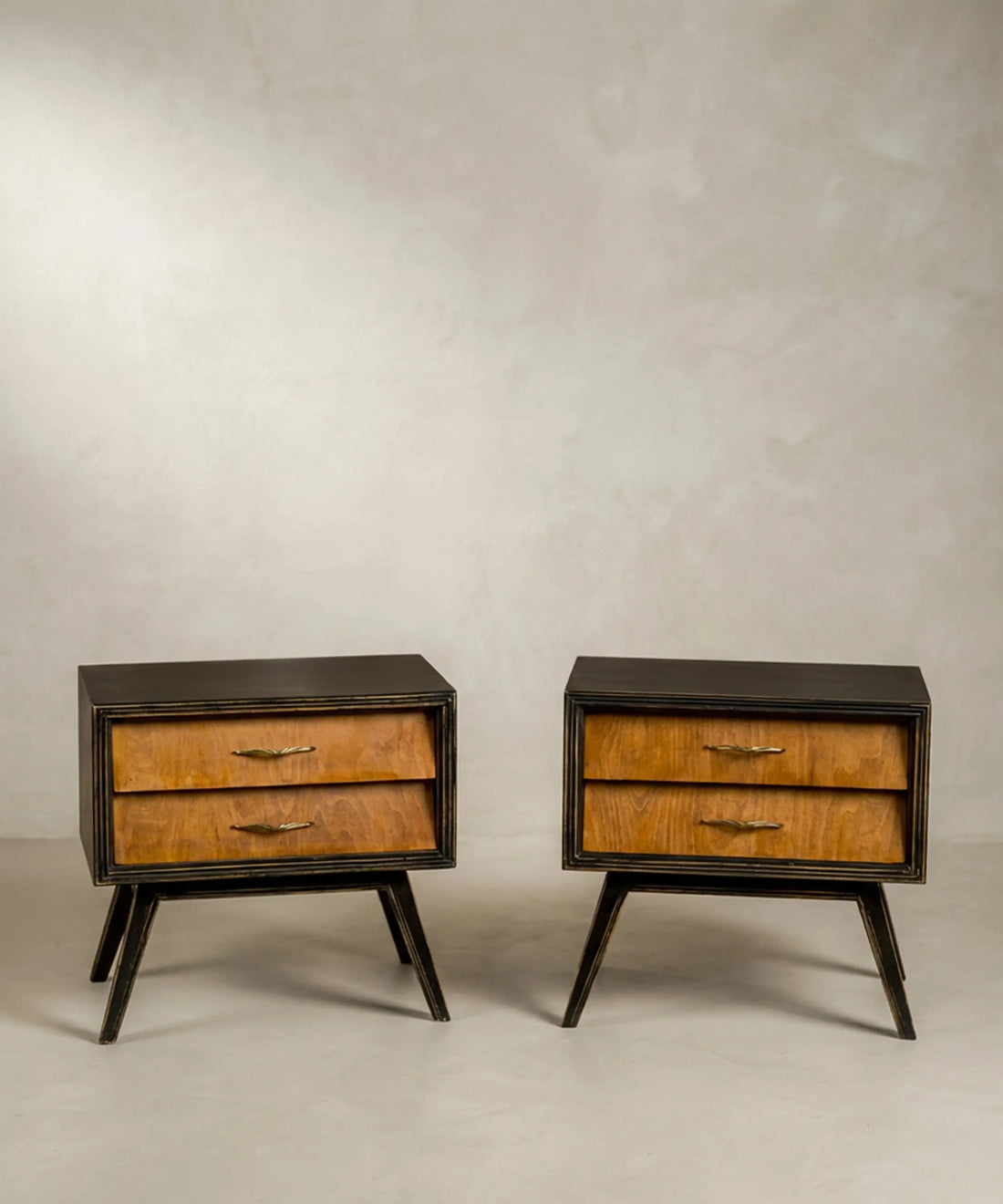 Pareja de mesitas de noche vintage estilo Mid-Century restauradas en color negro y madera natural.