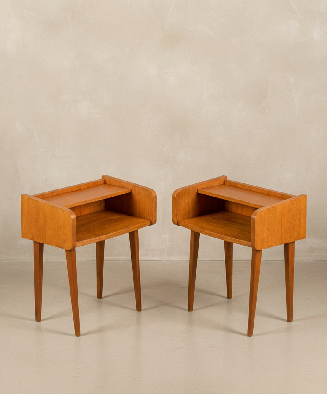 Pareja de mesitas de noche Mid Century