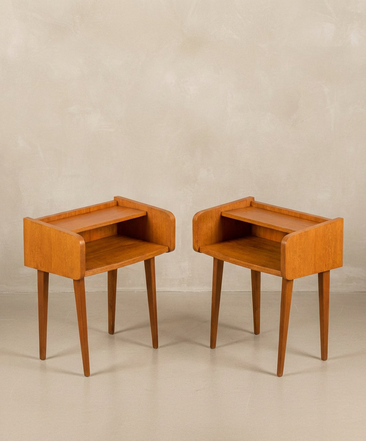 Pareja de mesitas de noche Mid Century