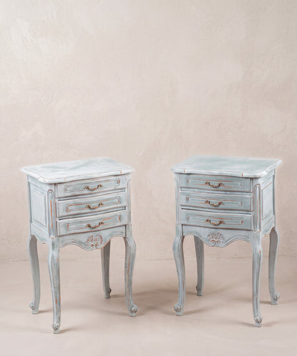 Pareja de mesitas vintage estilo Luis XV en azul decapé, vista en tres cuartos — Antique Arte y Decoración