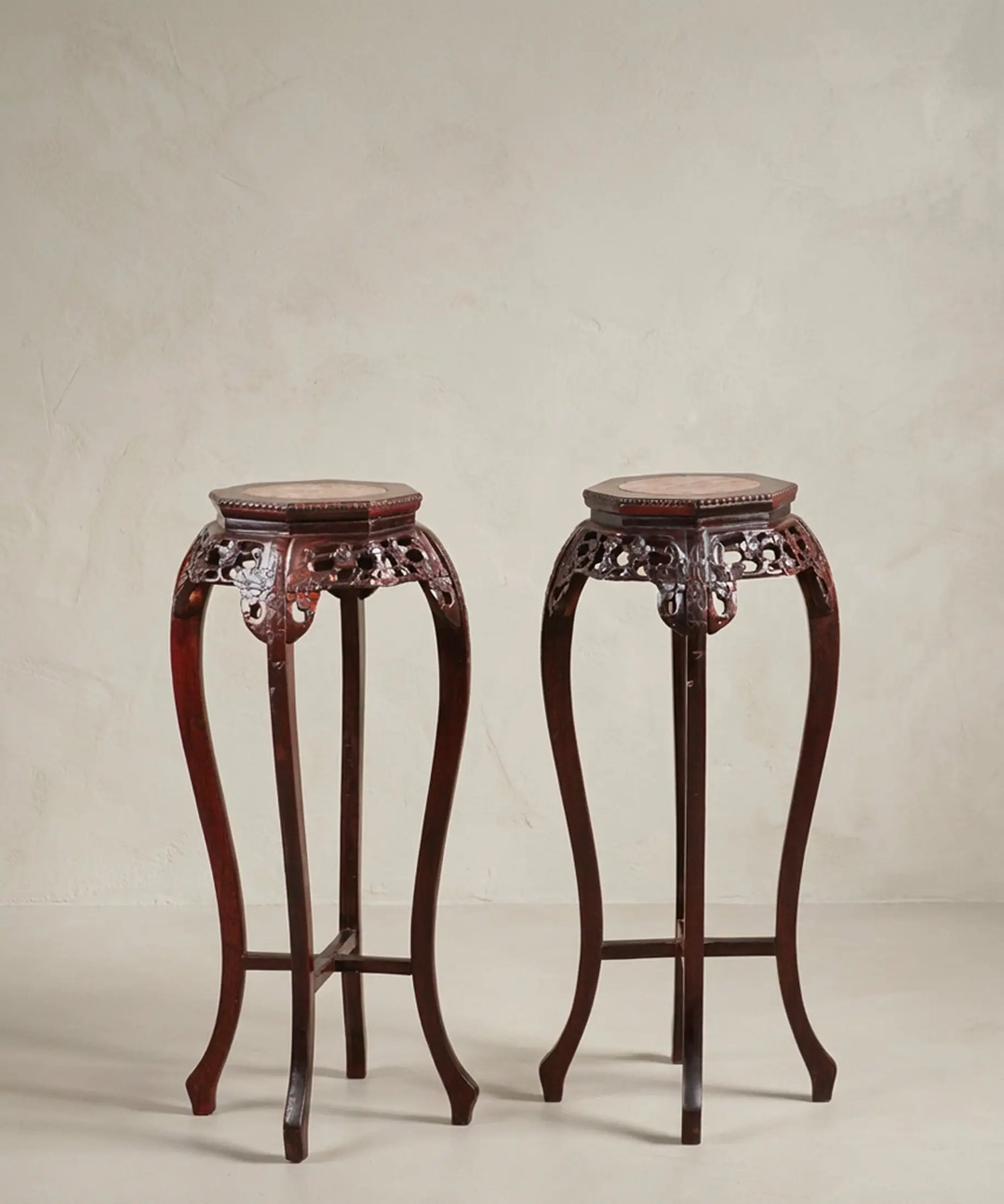 Pedestal Chino de Madera Tallada con Mármol Rosa | Vintage