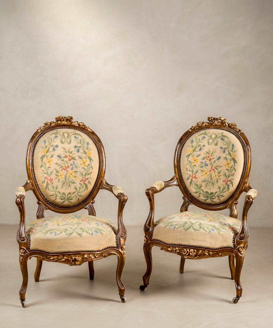 Pareja de Sillones Antiguos Tallados con Petit Point Original | Napoleón III