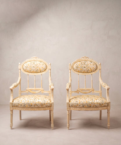 Pareja de sillones estilo Luis XVI pintados en crema con tapizado de flores vista frontal — Antique Arte y Decoración