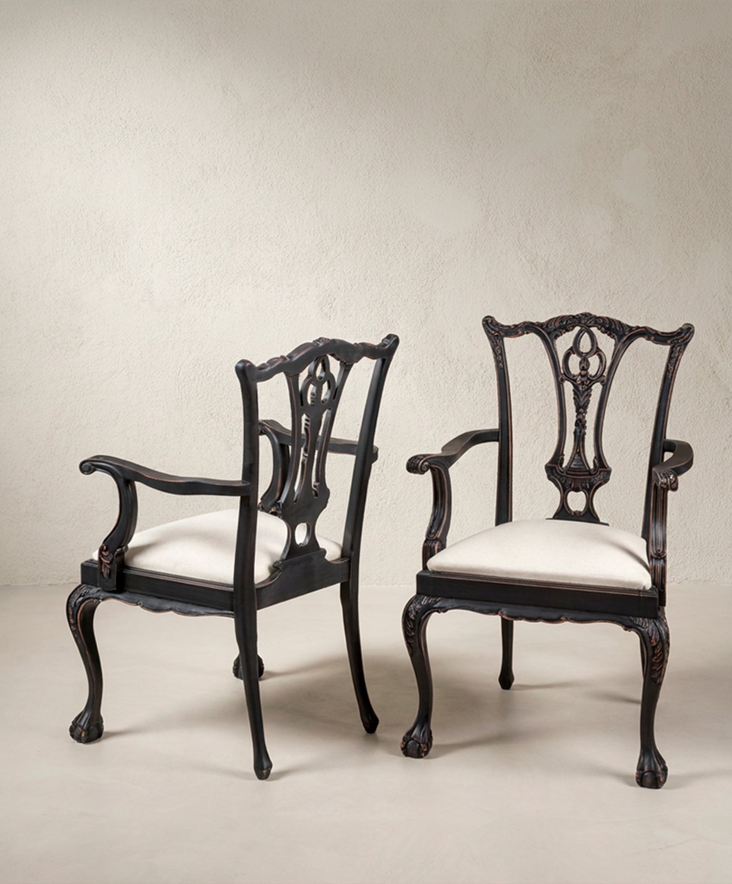 Sillones vintage Chippendale respaldo calado y asiento de lino crudo — Antique Arte y Decoración